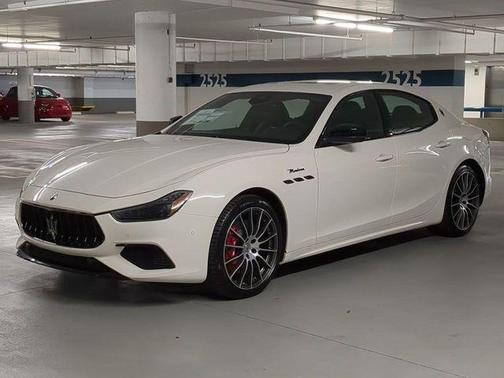 Bianco 2024 Maserati Ghibli Modena Ultima Q4