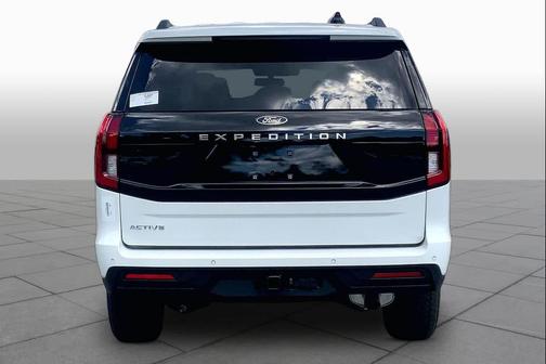 Star White Metallic Tri-Coat 2026 Ford Expedition Active