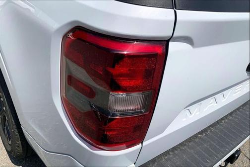 SPACE WHITE METALLIC 2026 Ford Maverick Lobo