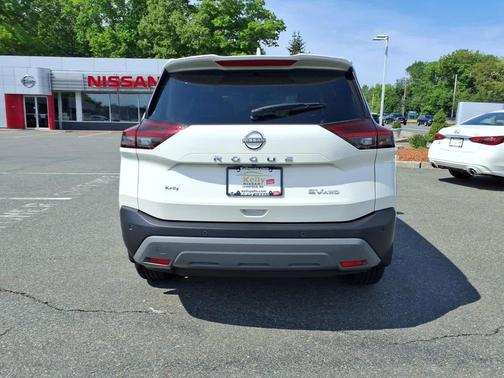 Pearl White Tricoat 2023 Nissan Rogue SV