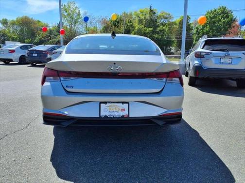 2022 Hyundai ELANTRA SE