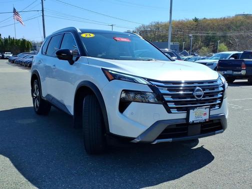Everest White Pearl/Super Black 2025 Nissan Rogue SL