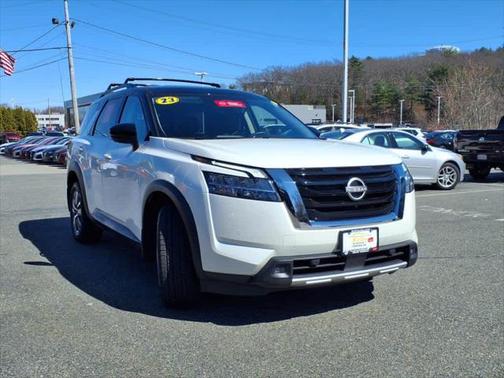 2023 Nissan Pathfinder SL 4WD