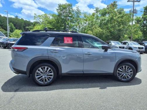 2023 Nissan Pathfinder SL 4WD