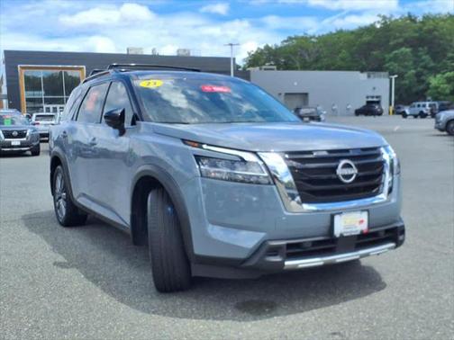 2023 Nissan Pathfinder SL 4WD