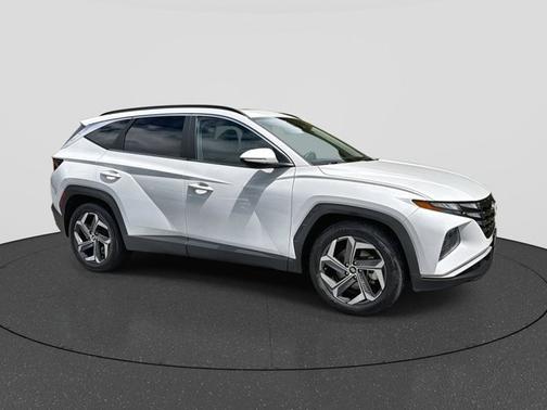 White 2022 Hyundai TUCSON SEL