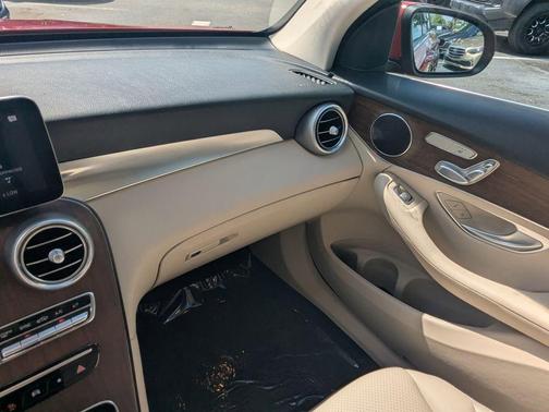 MANUFAKTUR Cardinal Red Metallic 2022 Mercedes-Benz GLC 300 Base