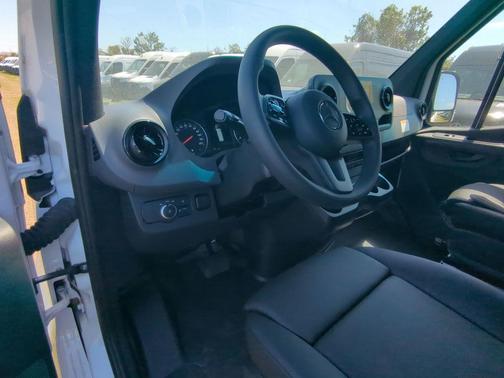 2024 Mercedes-Benz Sprinter 2500 144 WB Standard Roof Passenger