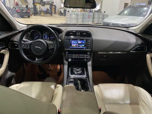 2017 Jaguar F-PACE 35t Prestige