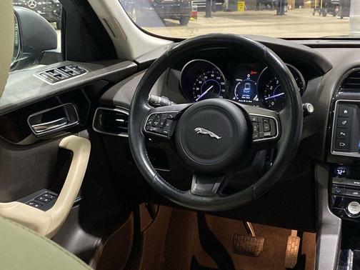 2017 Jaguar F-PACE 35t Prestige