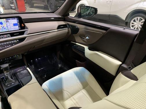 2021 Lexus ES 300h Ultra Luxury