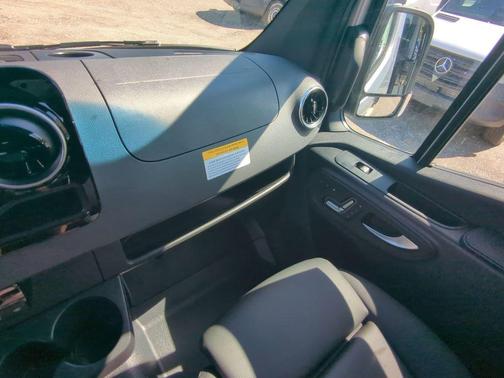 2025 Mercedes-Benz Sprinter 2500 144 WB Standard Roof Passenger