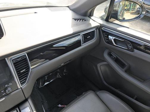 2018 Porsche Macan Base (PDK)