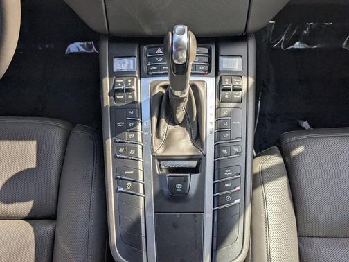 2018 Porsche Macan Base (PDK)