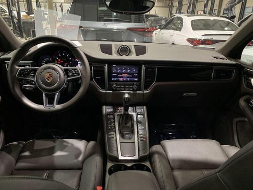 2018 Porsche Macan Base (PDK)