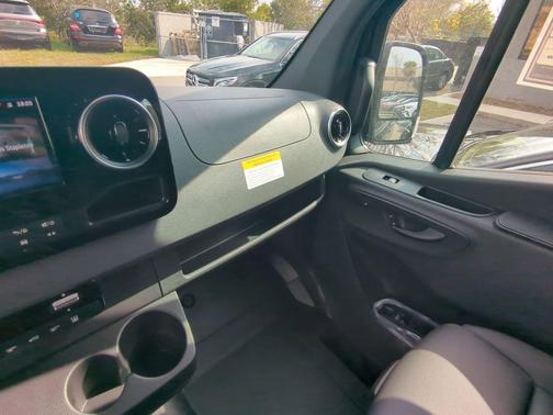 2025 Mercedes-Benz Sprinter 2500 144 WB Standard Roof Passenger