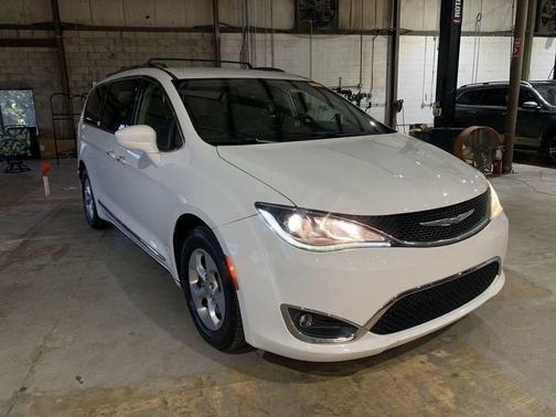 2017 Chrysler Pacifica Touring-L Plus