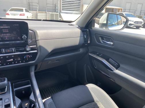 White 2022 Nissan Pathfinder SV