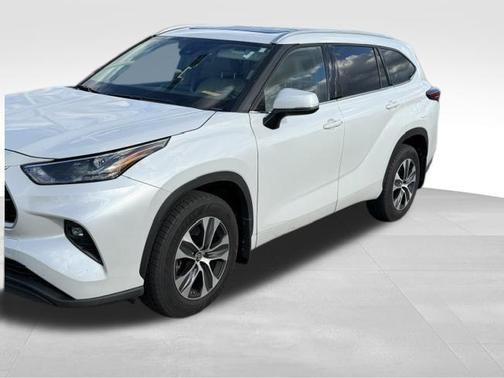 Wind Chill Pearl 2022 Toyota Highlander XLE