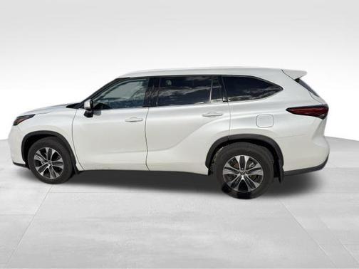 Wind Chill Pearl 2022 Toyota Highlander XLE