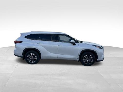 Wind Chill Pearl 2022 Toyota Highlander XLE