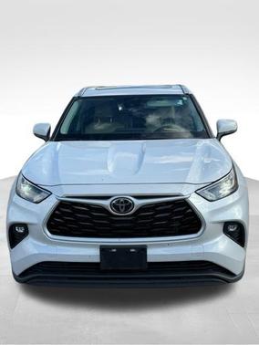 Wind Chill Pearl 2022 Toyota Highlander XLE