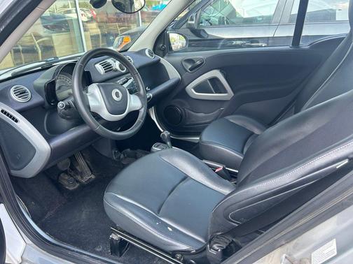 White 2013 smart ForTwo pure