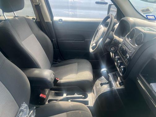 Granite Crystal Metallic Clearcoat 2017 Jeep Patriot Sport