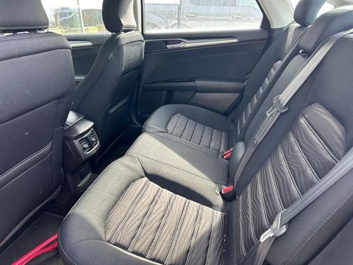 OXFORD WHITE 2016 Ford Fusion SE