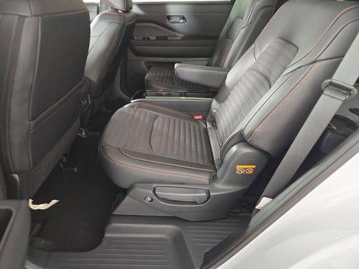 Everest White Pearl/Black 2026 Nissan Pathfinder Rock Creek