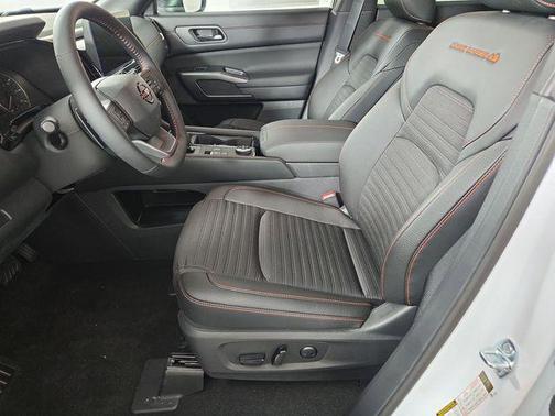 Everest White Pearl/Black 2026 Nissan Pathfinder Rock Creek