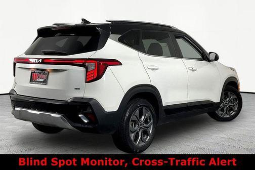 Clear White/Black Roof 2024 Kia Seltos S