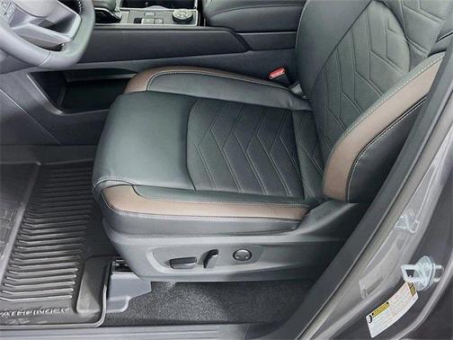 2025 Nissan Pathfinder Platinum 4WD