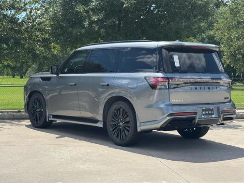 Dynamic Metal 2026 INFINITI QX80 Luxe