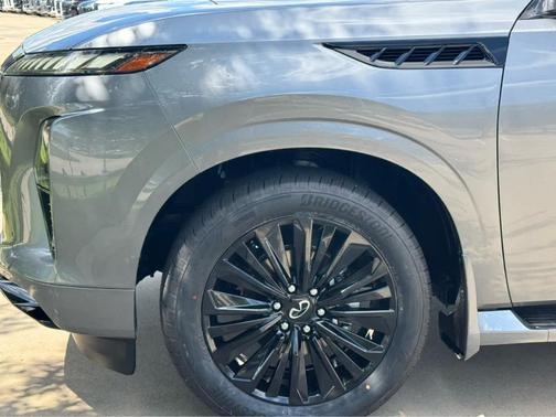 Dynamic Metal 2026 INFINITI QX80 Luxe