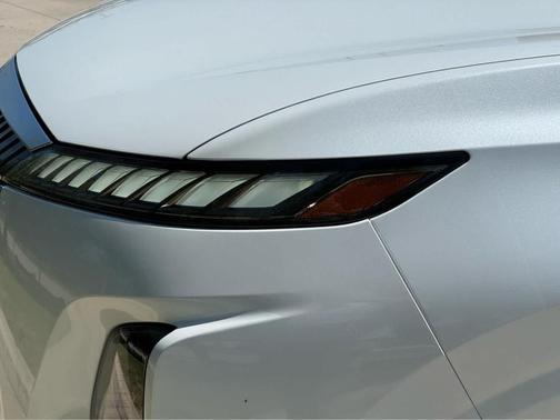 Radiant White 2026 INFINITI QX80 Luxe