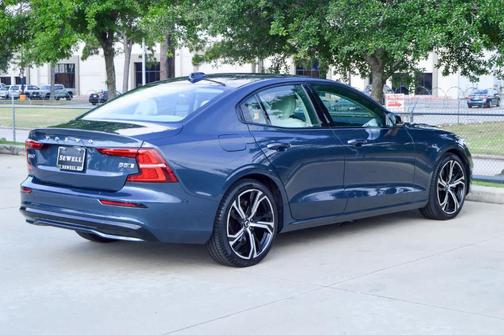 2023 Volvo S60 B5 Plus Dark Theme