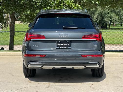 Manhattan Gray Metallic 2021 Audi Q5 40 Premium Plus