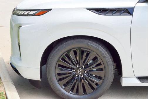 2025 INFINITI QX80 Luxe