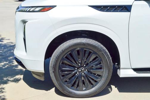 2025 INFINITI QX80 Luxe
