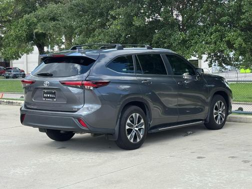 Magnetic Gray Metallic 2024 Toyota Highlander XLE
