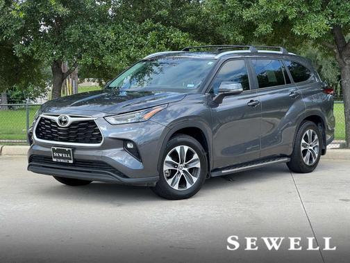 Magnetic Gray Metallic 2024 Toyota Highlander XLE