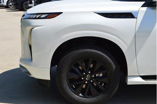 2025 INFINITI QX80 PURE