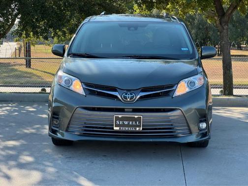 2020 Toyota Sienna XLE