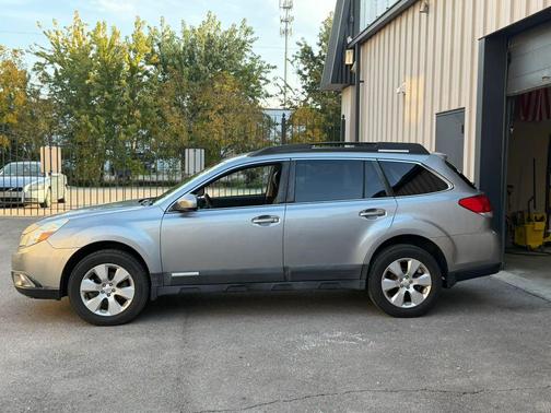 Graphite Gray Metallic 2011 Subaru Outback 2.5 i Limited