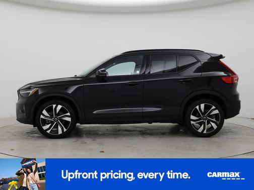 2023 Volvo XC40 B5 Plus Dark Theme