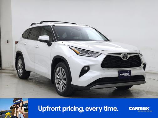 White 2023 Toyota Highlander Platinum