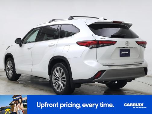 White 2023 Toyota Highlander Platinum