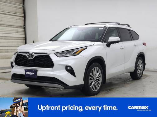 White 2023 Toyota Highlander Platinum