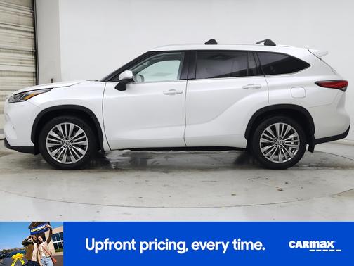 White 2023 Toyota Highlander Platinum